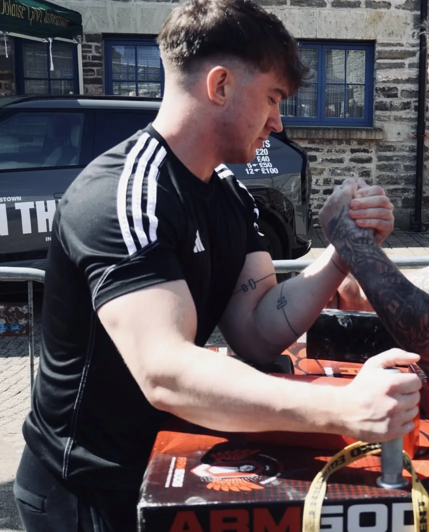 Gripping up at an outdoor armwrestling table
